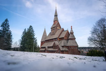 Fototapeten Harzer Stabkirche bei winterlicher Schneelandschaft © Steffen