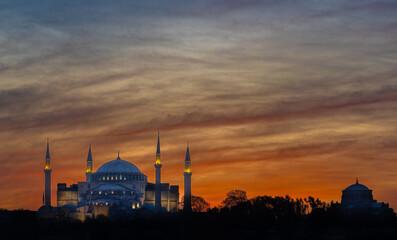 Fototapeta na wymiar Pboto of mosque lit up after sunset on Istanbul skyline 