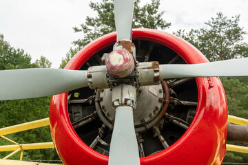 Fototapeta na wymiar the rotor of an old red fighter with a view of the aircraft engine