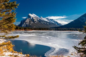Cercles muraux Canada Mount Rundle and a partially frozen Vermillion Lakes. Banff National Park, Alberta, Canada
