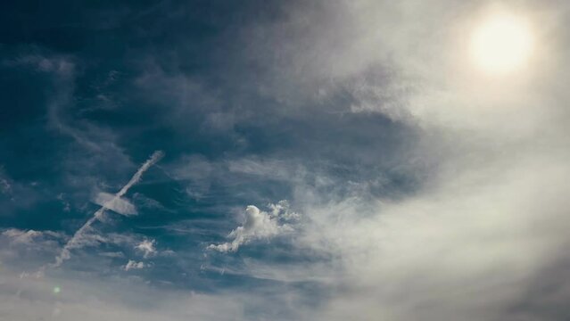 Cielo azul con nubes y el sol, cielo y nubes.
