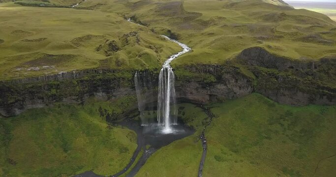 Seljalandsfoss, la cascata delle meraviglie islandesi, svelata in tutto il suo splendore grazie alle prospettive mozzafiato di un drone in volo