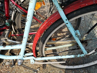Altes klassisches Damenrad in Rot und Hellblau im Rost und Patina im Sommer bei Sonnenschein am...