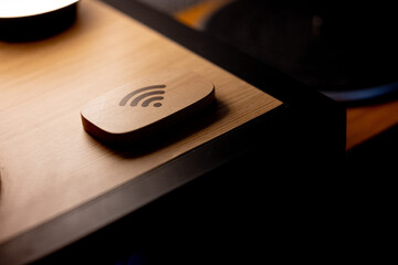 Señal de red wifi sobre una placa de madera