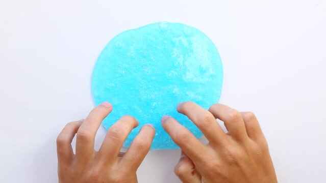 Play with the blue slime with sparkling sparkle, stretching the toy