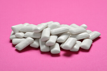 Obraz na płótnie Canvas Tasty white chewing gums on pink background
