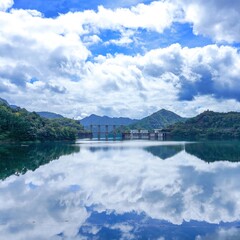 Obraz premium 青空バックに見る池原ダム湖の情景