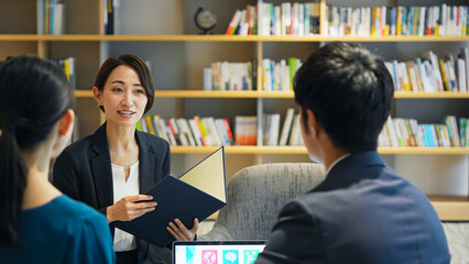ロビーで会話するカップルと相談員