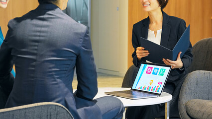 ロビーで会話するカップルと相談員