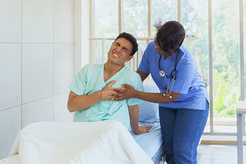 Obraz premium Patients with chest pain from heart disease, chest pain from silent heart disease, patients with heart disease, ischemic heart disease, chest pain with a doctor coming to help.