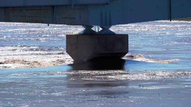 利根川中流域の橋 台風による増水で橋脚付近の流れが速くなっているところ（2019年台風19号）
