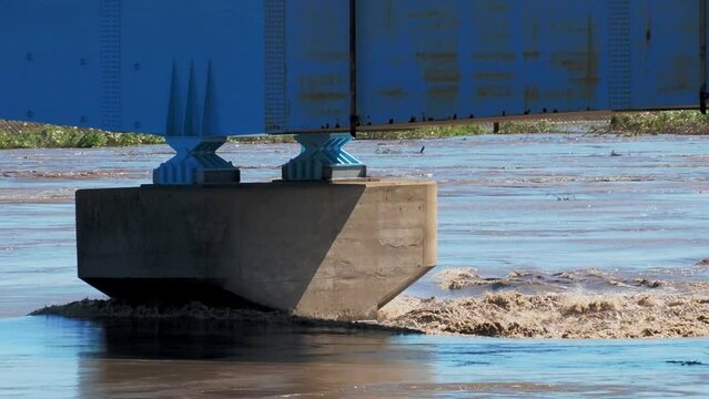 利根川中流域の橋 台風による増水で橋脚付近の流れが速くなっているところ