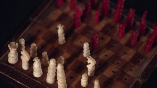 Von oben sieht man eine Eröffnung beim Schach