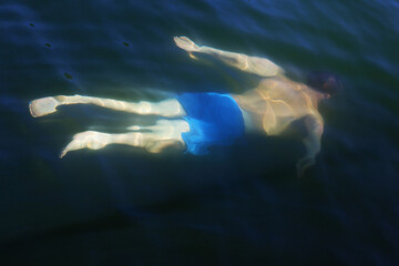 Topielec człowiek pod wodą na jeziorze. - obrazy, fototapety, plakaty