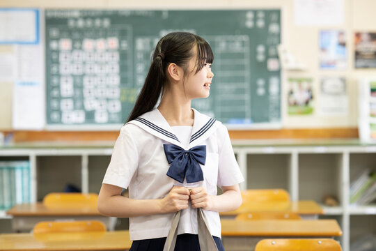 笑顔で朝の教室に通学してきた女子中学生