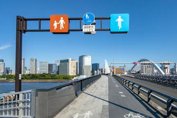 東京都中央区、築地大橋の歩道と自転車道 - obrazy, fototapety, plakaty
