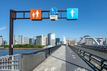 Rolgordijnen 東京都中央区、築地大橋の歩道と自転車道 © Caito