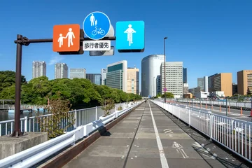 Rolgordijnen 東京都中央区、築地大橋の歩道と自転車道 © Caito
