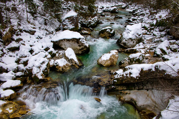 Bergbach mit Wasserfall im Winter