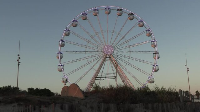 grande roue, le soir, pr&egrave;s du bord de mer