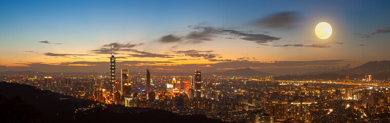 Fototapeta premium Urban Splendor at Night: Watching Dynamic Clouds Above a Dazzling Cityscape. View of Taipei city from the Four Beasts Mountain Trail, Taiwan