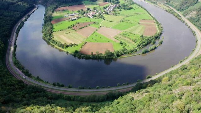 River bend of the Saar. The river winds through the valley and is surrounded by green hills and forests. Serrig, Kastel-Staadt, Taben-Rodt, Rhineland-Palatinate, Germany, Europe