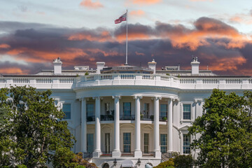 White House in Washington DC on red sunset sky background - obrazy, fototapety, plakaty