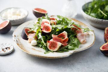 Arugula salad with figs and mozzarella cheese