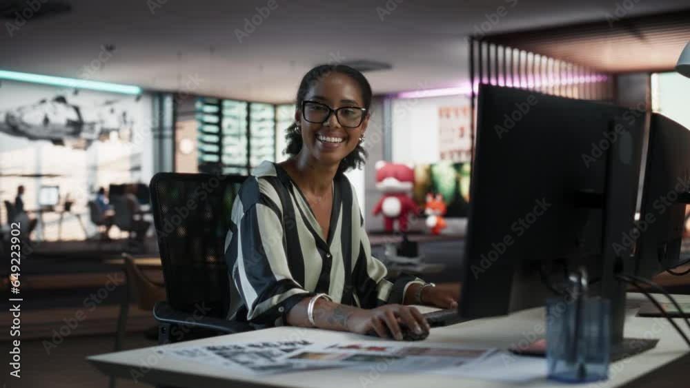 Leinwandbilder portrait of successful black businesswoman using desktop computer, analysing data, thinking and solv