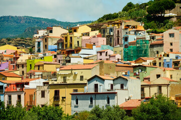 Bosa, il centro storico del famoso borgo medievale con le sue case colorate, in provincia di Oristano. Sardegna, Italy