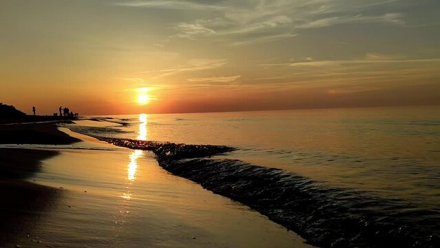 Zach&oacute;d słońca nad morzem. Zach&oacute;d słońca idealnie nad  linią brzegu, plaży morza bałtyckiego. Zach&oacute;d słońca nad plażą.  Kadr poziomy