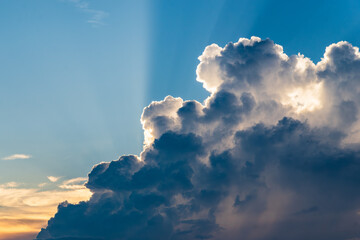 夕日に照らされた積乱雲