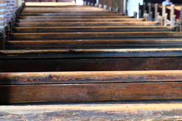 Drewniane stare ławki w kościele. Zabytek.