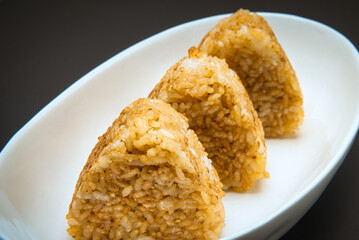 余ったごはんにしょう油で味を付けておにぎりにして、こんがりと焼いた焼きおにぎり