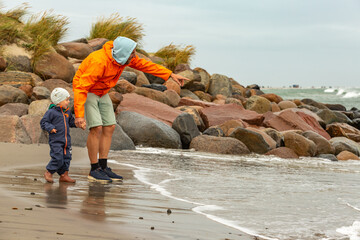 Papa und Sohn spielen am Strand, in Dänemark