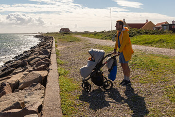 Kleinkind mit Papa am Hafen in Skagen, Dänemark