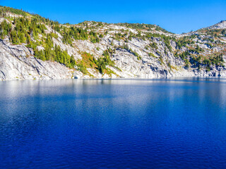 Insanely clear and blue water of Robin Lake in thge Central Cascades, Alpine lake region, Washington, USA