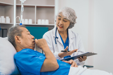 Obraz premium Senior elderly male patient and asian people mature woman doctor, showcasing importance of healthcare expertise and patient support. caring senior doctor assisting elderly patient in hospital bed