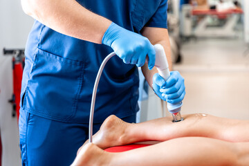 Physical therapy of the shin with shock wave, extracorporeal shockwave therapy.