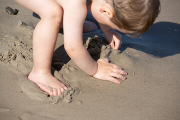 Junge spielt ausgelassen am Strand, Grenen bei Skagen, Dänemark