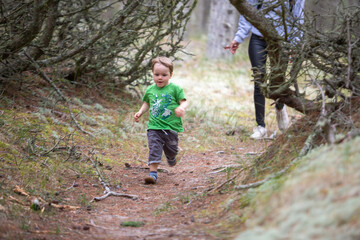 Kleinkind erkundet den Wald