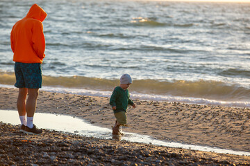 Familie mit Mann und Kind bei Sonnenuntergang über der Nordsee, Skagen, Dänemark
