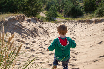 Kleinkind rennt in Dünen, bei Skagen, Dänemark
