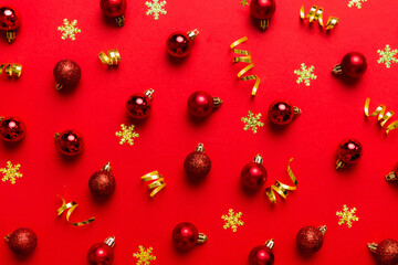 Christmas composition. a pattern of christmas balls on colored background. Flat lay, top view New year decor