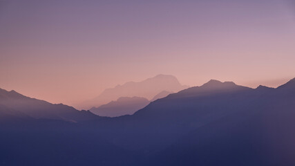 Silhouette de chaîne de montagnes dans le massif de Belledonne en Savoie en France en été