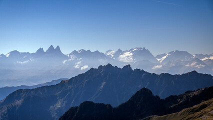 Silhouette de chaîne de montagnes dans le massif de Belledonne en Savoie en France en été - obrazy, fototapety, plakaty