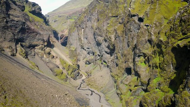 Thakgil Iceland Drohnenflug in Tal mit Wasserfall