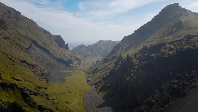 Iceland Thagkil Flug mit Drohne durch Tal