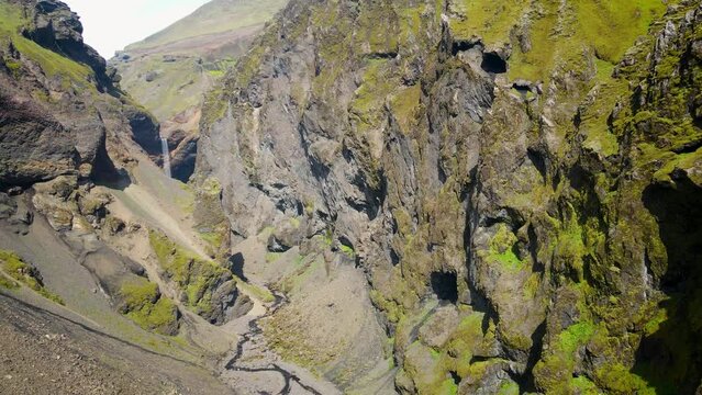 Thakgil in Iceland Flug durch Tal mit Wasserfall 