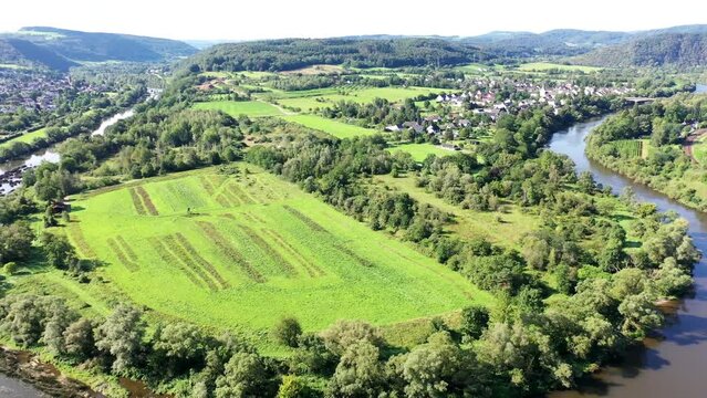Wiltinger Saarbogen. Der Fluss windet sich durch das Tal und ist von Weinbergen und gr&uuml;nen W&auml;ldern umgeben. Kanzem, Rheinland-Pfalz, Deutschland.